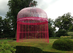 Różowy grzejnik klatka