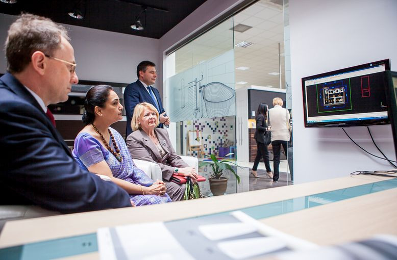 Ambasador Indii z wizytą w zakładzie produkcyjnym Grupy Paradyż