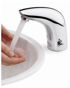 Strumień wody z kranu wyposażonego w perlator = mleczny kolor, woda pełna bąbelków, ekologiczny poziom zużycia 