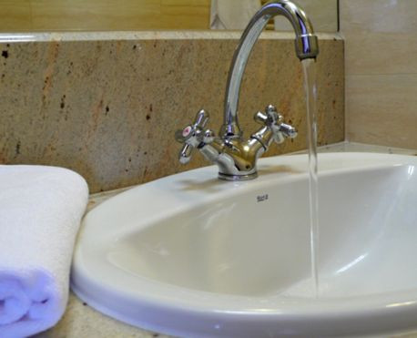 Strumień wody  z kranu bez perlatora = przeźroczysty kolor, woda płynie jak ze źródełka,  duże zużycie.