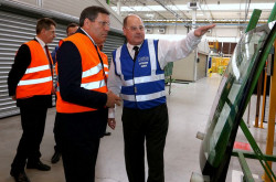 fot.B. Myśliwiec_ arch Pilkington Automotive Poland_ prezentacja produktów od lewej wicepremier Janusz Piechociński i prezes Pilkington Automotive Poland Ryszard Jania