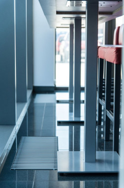  Klimakonwektor powinien być zamontowany wzdłuż przegród przeszklonych