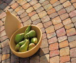 W ogrodach stylizowanych na wiejskie sprawdzają się nawierzchnie przypominające starobruk  Fot. Polbruk