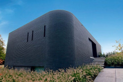 W ofercie firmy Röben znaleźć można kilkanaście propozycji cegieł i płytek klinkierowych w chłodnych barwach: czerni, grafitu czy szarości.