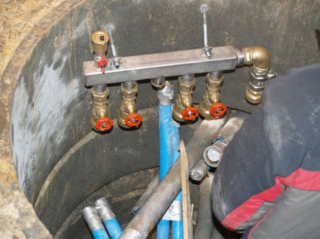 Zdjęcie z montażu pompy ciepła współpracującej z kolektorem pionowym