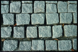 Fuga z piasku ulega wypłukiwanie, w konsekwencji prowadząc do przesuwania się bruku