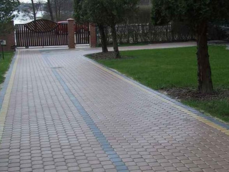 Pielęgnację kostki najlepiej rozpocząć od gruntownego wyczyszczenia wszystkich plam i zanieczyszczeń