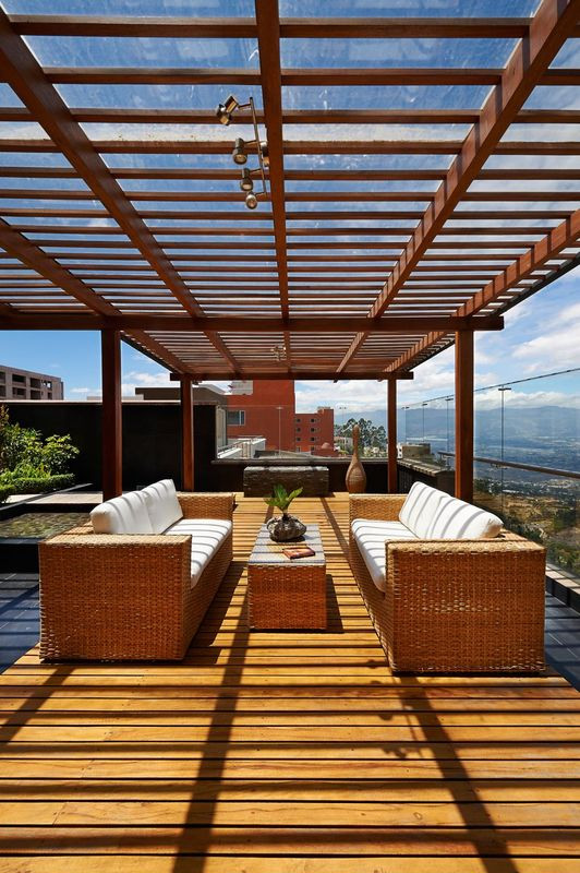 Przyjemny relaks w cieniu ogrodowego baldachimu