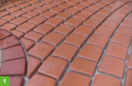 Namoczenie kostki brukowej wodą 