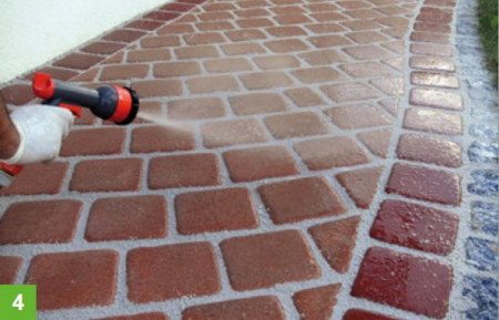 Zraszanie wodą zaprawy do spoinowania