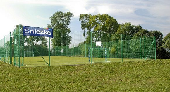 Boisko od Śnieżki dla szkoły w Starych Zawadach