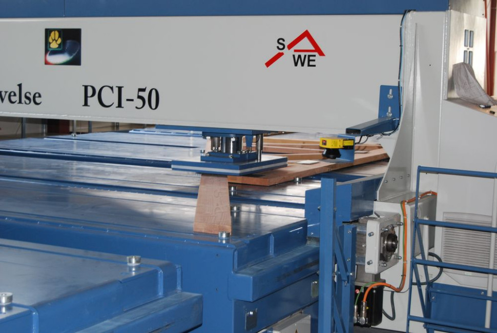 Nowoczesna linia do prasowania wiązarów