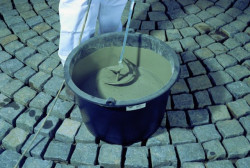 2. Mieszanie fugi Sopro PFM przy pomocy obrotowego mieszadła śrubowego_m.jpg