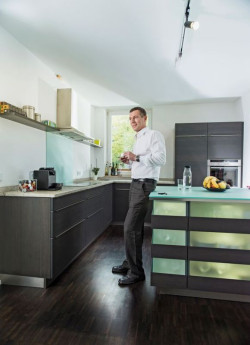 Okresowa konserwacja podłóg lakierowanych - dlaczego warto?