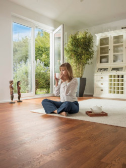 Okresowa konserwacja podłóg lakierowanych - dlaczego warto?