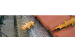Instalacja panelu ochronnego przed liśćmi z blachy perforowanej Gutter Stark®