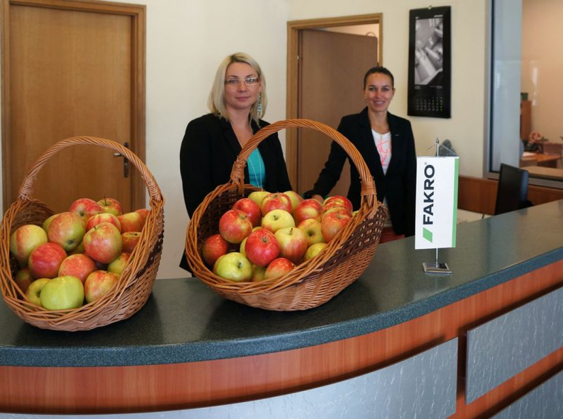 Jabłko symbolem troski o polską wspólnotę ekonomiczną firmy FAKRO
