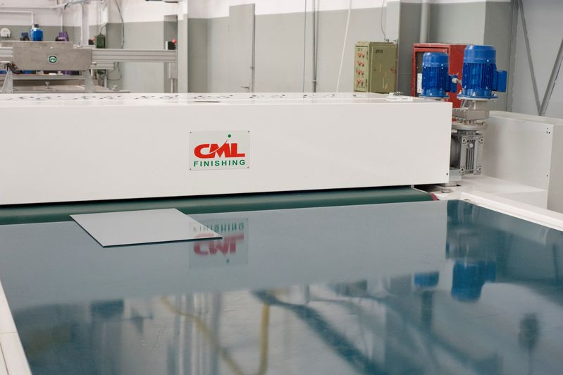 W procesie zdobienia szkła emalią ceramiczną wykorzystuje się dwie techniki nanoszenia na jego powierzchnię warstwy emalii ceramicznej