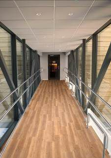 Innowacyjne podłogi winylowe Select marki Wineo. Naturalne dekory kamienia i drewna  pozwolą stworzyć podłogi na wielką skalę.