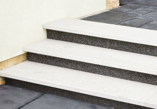 Stopnie okładzinowe_granit biały i czarny terazzo_fot.Bruk-Bet.jpg