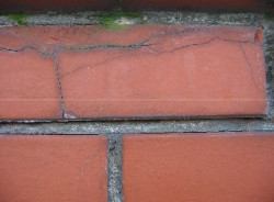 Zaprawa cementowa z domieszką napowietrzającą. Widoczna jest utrata przyczepności zaprawy do podłoża.