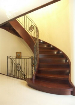 Schody z drewna egzotycznego firmy DOMAŃSKI