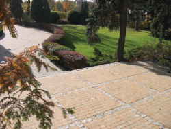 Aranżując ogród trzeba przede wszystkim pamiętać, ze jego różne elementy powinny tworzyć spójną całość.jpg