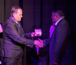 Podczas gali Jacek Kucharewicz z rąk vice-wojewody Mieczysława Baszki otrzymał HONOROWĄ ODZNAKĘ WOJEWÓDZTWA PODLASKIEGO