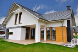 Dom jednorodzinny ze nowoczesnymi oknami Schüco Corona CT 70 Classic oraz drzwiami przesuwnymi Schüco Corona CT 70 PASK w kolorze sosny oregońskiej, fot. MARSEL