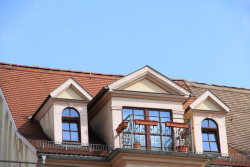 Wielkogabarytowe lukarny także powinny być wykonywane z odpowiednio sztywnych i stabilnych systemów