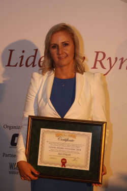 Pamiątkowe dyplomy w imieniu firmy odebrała Bożena Ryszka, Kierownik Działu Marketingu i Public Relations ALUPROF S.A.