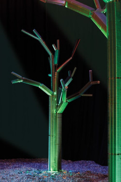 Drzewo ze zużytych wymienników - symbol życia