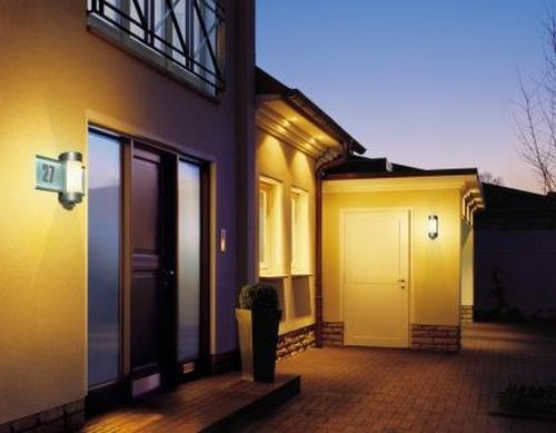 atrakcyjny design powoduje, że opraw Steinel L270S i Steinel L675LED stają się widocznym na zewnątrz, stylowym odblaskiem światła domowego ogniska