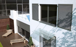 Innym rodzajem osłon okiennych, dzięki którym nadamy niepowtarzalny charakter fasadzie budynku są okiennice