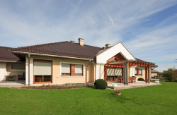 Okiennice Aluprof to propozycja dla osób szukających rozwiązań praktycznych, a jednocześnie estetycznych