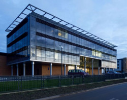 W przypadku dużych przeszkleń możemy zastosować systemy żaluzji fasadowych