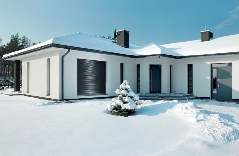 Rolety zewnętrze spełniają kilka ważnych funkcji, które pomogą stworzyć optymalny klimat niezależnie od pory roku