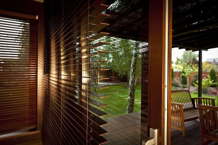 Trendy we wnętrzach - żaluzje poziome firmy ANWIS