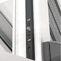 Okucia, czyli wszystkie metalowe elementy umożliwiające sterowanie pracą skrzydeł i zaryglowanie okna