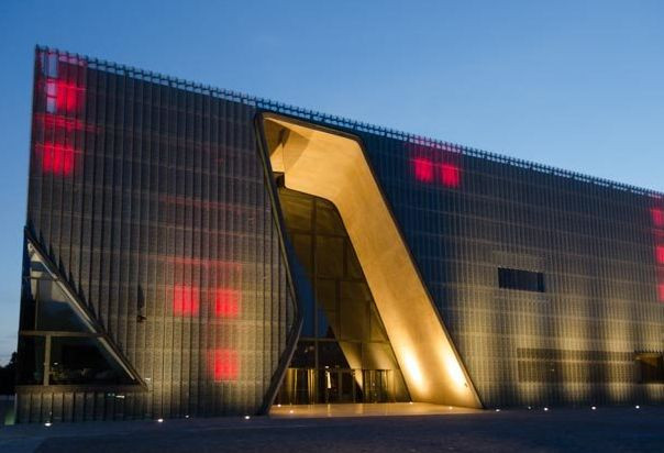 Forma wyzwaniem dla materiału - Muzeum Historii Żydów Polskich