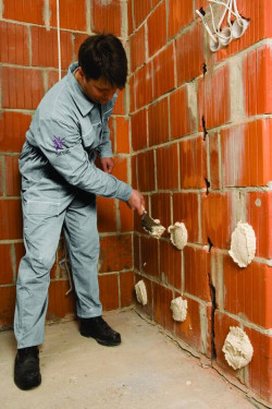 Montaż płyt g-k na tzw. plackach gipsowych