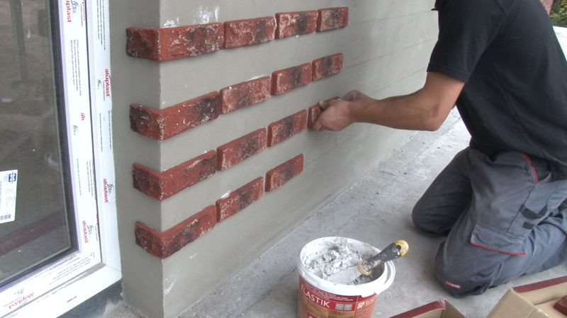 Montaz plytek Casares klejenie.jpg