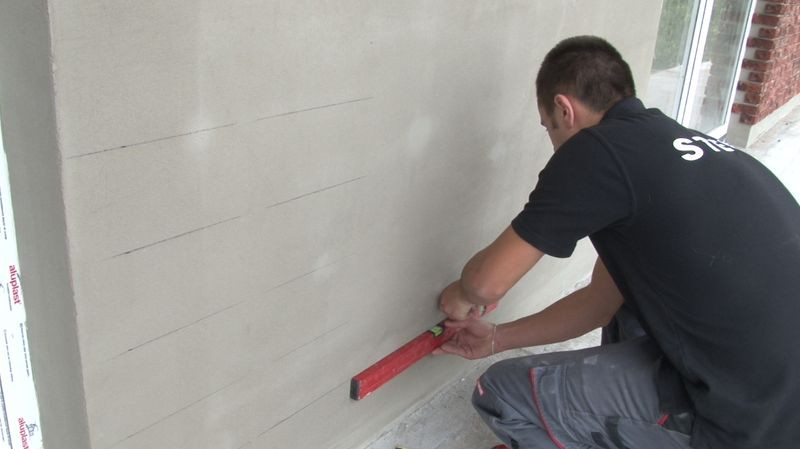 Montaz plytek Casares wyznaczenie poziomu.jpg