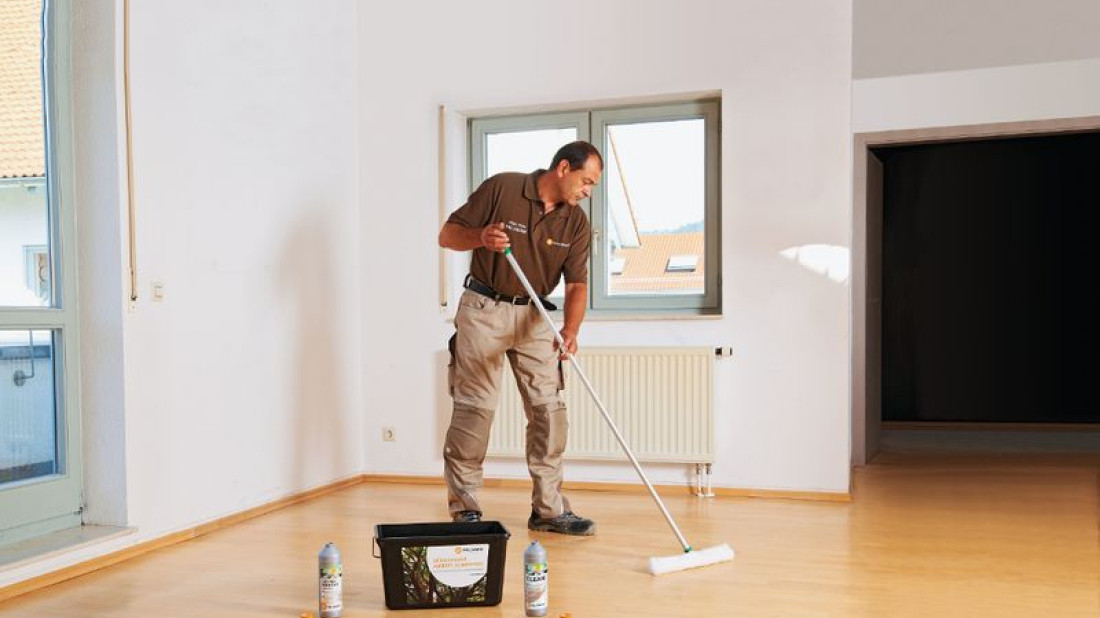 Użytkowanie i czyszczenie podłogi drewnianej: najczęściej popełniane błędy