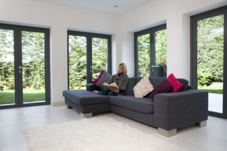 Przeszklenia dużego formatu – elegancja i komfort w domu oferuje forma Pilkington