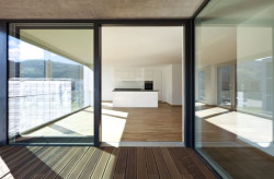 Przeszklenie można wykonać na bazie nawet tak szerokich, energooszczędnych profili, jak te stosowane w systemie Vetrex V90+, szklonych ciepłochronnymi pakietami szybowymi, dzięki którym okno uzyskuje korzystne parametry w zakresie izolacji termicznej