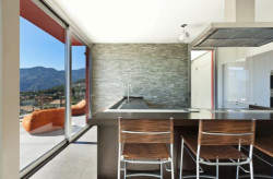 Przesuwne drzwi po otwarciu nie zajmują miejsca we wnętrzu, pozwalając na więcej swobody w ustawieniu mebli