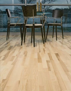 Jasny lub ciemny, we wzorze deski 1-rzędowej lub popularnej i tańszej klepki 3-rzędowej