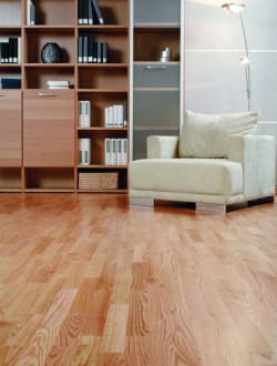 Decydując się na podłogę drewnianą w skali kilkudziesięciu lat zaoszczędzimy dużo więcej pieniędzy i czasu, niż w przypadku wyboru podłogi syntetycznej