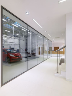 Szklane salony samochodowe - prestiż i elegancja światowych marek przedstawia Pilkington